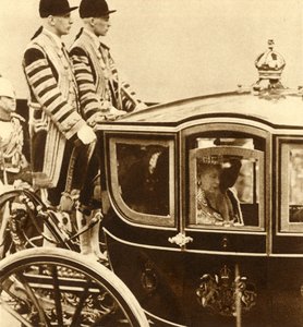 Regina Maria, nella sua carrozza di vetro, accompagnata dalla Regina Maud di Norvegia, 1937 da Unbekannt