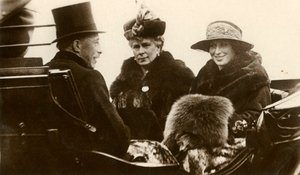 Regina Maria con la Principessa Reale e Visconte Lascelles da Unbekannt