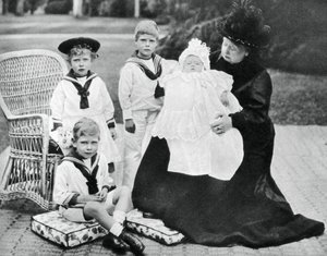 La regina Vittoria con i suoi pronipoti a Osborne House, Isola di Wight, 1900