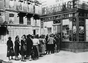 Fila di donne fuori da un negozio di latticini, Parigi occupata dai tedeschi, 28 giugno 1940
