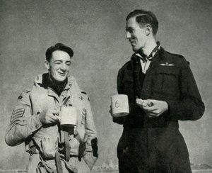 Personale della RAF che si gode una tazza di tè, Malta, Seconda Guerra Mondiale, 1942 1944