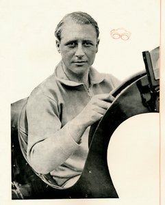 Riflessione sulla pista da corsa di Hon. Brian Lewis Una festa senza stand è come un