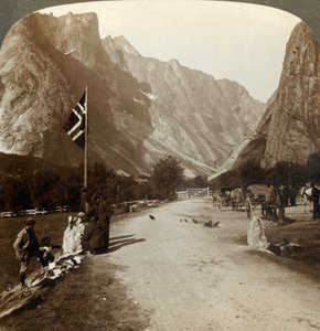 Gamma frastagliata dei Troldtinder o Pinnacoli delle Streghe dalla strada della valle, Horgheim, Norvegia, c1905 da Unbekannt