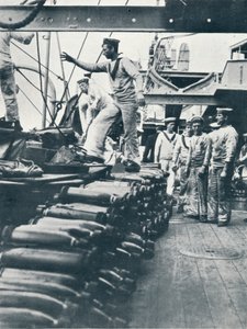 Ricezione di proiettili per i cannoni navali sul ponte di una nave da guerra da Unbekannt