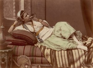 Donna sdraiata che fuma da Unbekannt
