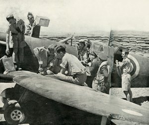 Rifornimento e riarmo dei caccia Spitfire, Malta, Seconda Guerra Mondiale da Unbekannt
