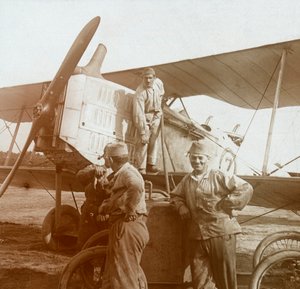 Rifornimento di carburante di un biplano, c1914-c1918 da Unbekannt