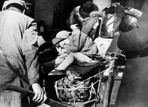 Rifugiati con i loro bagagli alla Gare de l