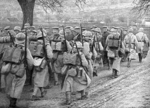 Fanteria francese di soccorso che passa una linea di prigionieri, Plessis-de-Roye, Piccardia, Francia, 30 marzo 1918