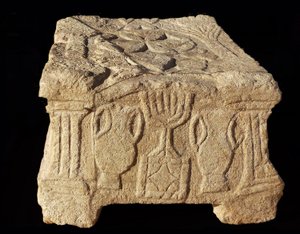 Rilievo raffigurante una Menorah a sette bracci, Sinagoga di Magdala