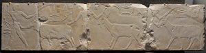 Rilievo di uomini che portano animali del deserto da Unbekannt