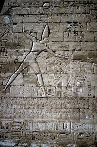 Rilievo di Ramesse III che colpisce i nemici, Tempio funerario di Ramesse III, Medinat Habu, c. 1200 a.C. da Unbekannt