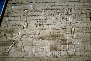 Rilievo di Ramesse III che colpisce i nemici, Tempio funerario di Ramesse III, Medinat Habu da Unbekannt