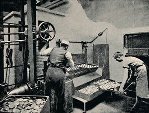 Rimozione dei biscotti dal forno, c1917 da Unbekannt