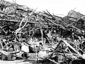 Fabbrica Renault distrutta dai bombardamenti alleati, Sevres, vicino a Parigi, 1940-1944 da Unbekannt