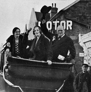 Ritornati per Epping Mrs. Churchill e la figlia Diana condividono felicità e vittoria, 1931, 1945 da Unbekannt