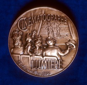 Retro della medaglia commemorativa per i 50 anni di cinematografia dei fratelli Lumiere, 1945 da Unbekannt