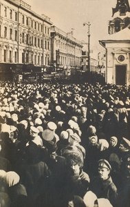 Folle rivoluzionarie alla Tverskaya, Mosca, Russia, c1905-c1917 da Unbekannt
