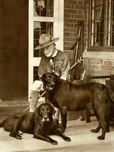 Robert Baden-Powell a casa con i suoi cani, c1929, 1935