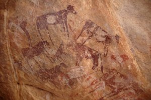 Arte rupestre, Preistoria: Pittura di un gruppo di bovini e personaggi in un rifugio ornato, nel massiccio di Uweinat, Sudan da Unbekannt
