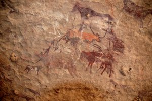 Arte rupestre, Preistoria: Pittura rupestre di un gruppo di bovini e personaggi policromi (pastori e arcieri) in un riparo ornato, nel massiccio di Uweinat, Sudan. Periodo da 8000 a 3000 anni a.C. Fotografia