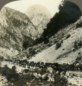 Rocky Jordalsnut 3620 ft. dalla strada piena di carretti turistici, Norvegia, c1905