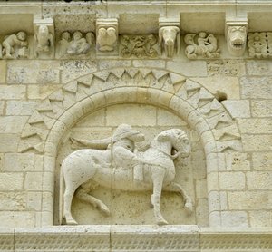Arte romanica: dettaglio della facciata che raffigura Ugo di Surgères e Goffredo di Vendôme o l