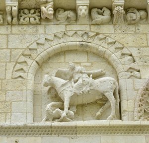 Arte romanica: dettaglio della facciata che raffigura Ugo di Surgères e Goffredo di Vendôme o l