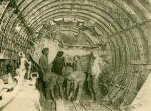Taglierina Rotativa al Lavoro nel Tubo Allargato della Linea Ferroviaria City and South London, c1930 da Unbekannt