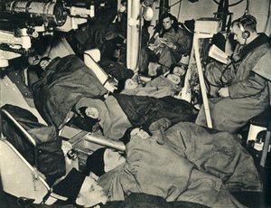 Marines reali che dormono nella casamatta di una nave da guerra, Seconda Guerra Mondiale, c1939-c1943, 1944 da Unbekannt