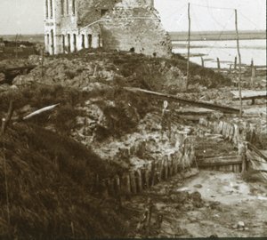 Edificio in rovina e trincee lungo la costa da Unbekannt