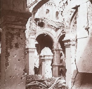 Chiesa in rovina, Albert, Francia settentrionale, c1914-c1918 da Unbekannt