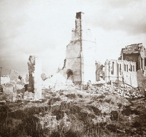 Chiesa in rovina, Chauny, nord della Francia, c1914-c1918 da Unbekannt