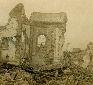 Chiesa in rovina, Combles, Francia settentrionale, c1914-c1918 da Unbekannt