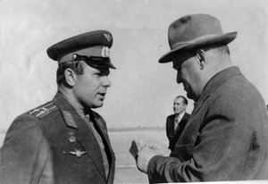 Cosmonauta russo Yuri Gagarin e ingegnere missilistico Sergey Korolyov, 1961