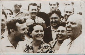 Cosmonauta russo Yuri Gagarin con sua moglie, 1962 da Unbekannt