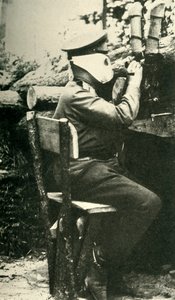 Soldato russo che usa un fucile periscopio, Prima Guerra Mondiale, 1914-1918, c1920 da Unbekannt