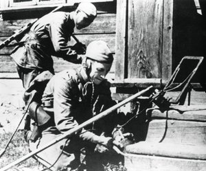 Soldati russi con rilevatori di mine che sgombrano una casa trappola, Fronte Orientale, 1944 da Unbekannt