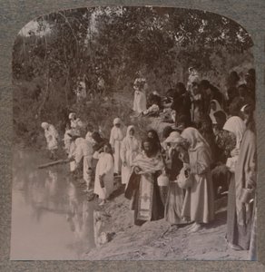 Donne russe che celebrano il servizio sulle rive del Giordano, c1900 da Unbekannt