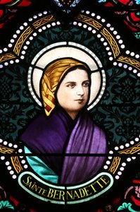Chiesa del Sacro Cuore. Vetrata. Santa Bernadette Soubirous è conosciuta per le apparizioni mariane, 20160604, Moulins, Francia