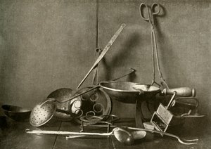 Ferro da stiro, pinze, schiumarola, forchetta, treppiedi e trinciapollo in rame, XVIII secolo, 1937 da Unbekannt