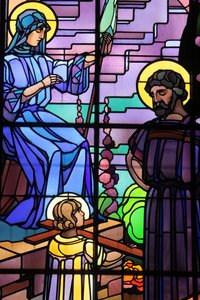 Chiesa di Saint-Joseph de Chedde. Vetrata della Sacra Famiglia di Raphael Lardeur, Chedde, Francia