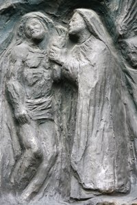 Chiesa di Saint-Pierre de Montmartre: scultura della porta di Notre Dame: Gesù è deposto dalla croce, Parigi, Francia