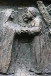 Chiesa di Saint-Pierre de Montmartre: scultura della porta di Notre Dame: Gesù incontra sua madre sulla Via Dolorosa, Parigi, Francia