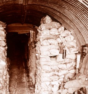 Ingresso con sacchi di sabbia, Champagne, Francia, c1914-c1918 da Unbekannt