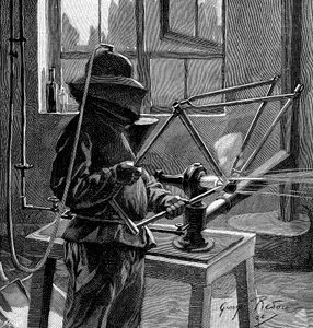 Sabbiatura delle giunture di un telaio di bicicletta, Francia, 1896