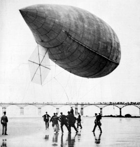 Il dirigibile di Santos-Dumont in partenza da Trouville, Francia, 1905 da Unbekannt