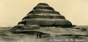 Saqqara - La Piramide a gradoni, c1918-c1939 da Unbekannt