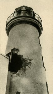 Il faro di Scarborough colpito da una bomba tedesca, Prima Guerra Mondiale, dicembre 1914, c1920 da Unbekannt