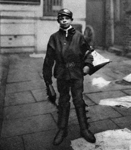 Ragazzo spazzino, che pulisce gli escrementi di cavallo sulla strada, Londra, 1926-1927 da Unbekannt